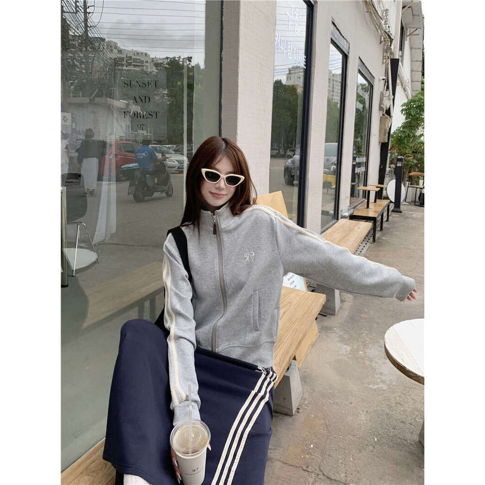 Academy Style Embroidered Bow Three Stripes Sweatshirt For Women 23024 Autumn Edition Stand Collar Zipper Sports Jacket B5