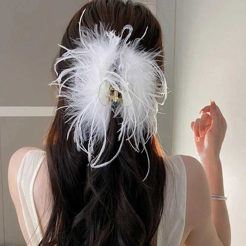 Women Beautiful Ostrich Feather Hair Claw Clips Black White Feather Solid Color Winter Decorative for Girls Hair Accessories Z250707
