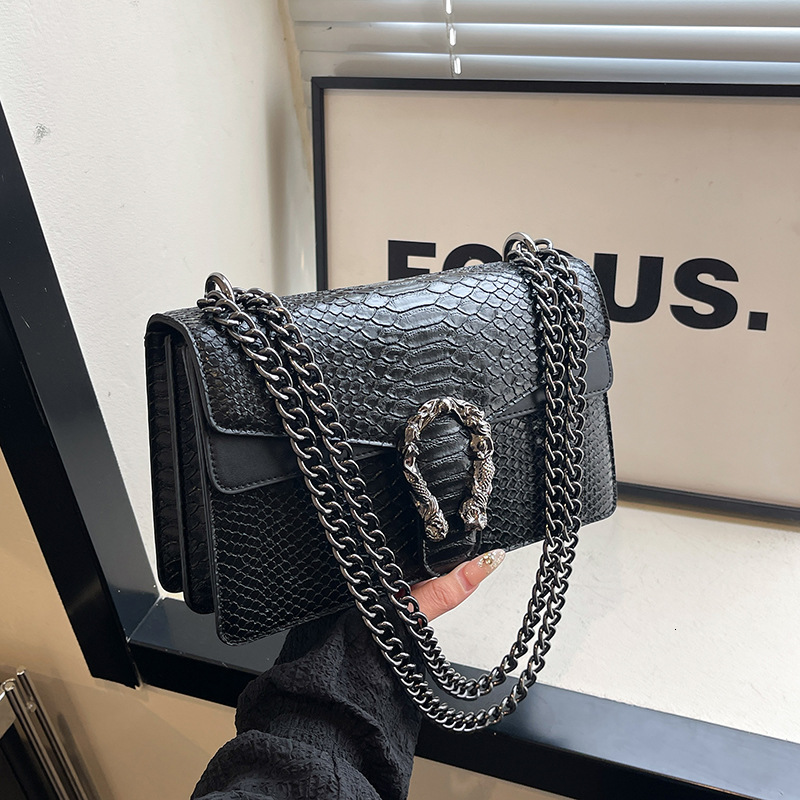 Designer 2025 New Single Shoulder Crossbody Fashion Casual Backpack Crocodile Pattern Chain Embossed Light Luxury Women's Bag