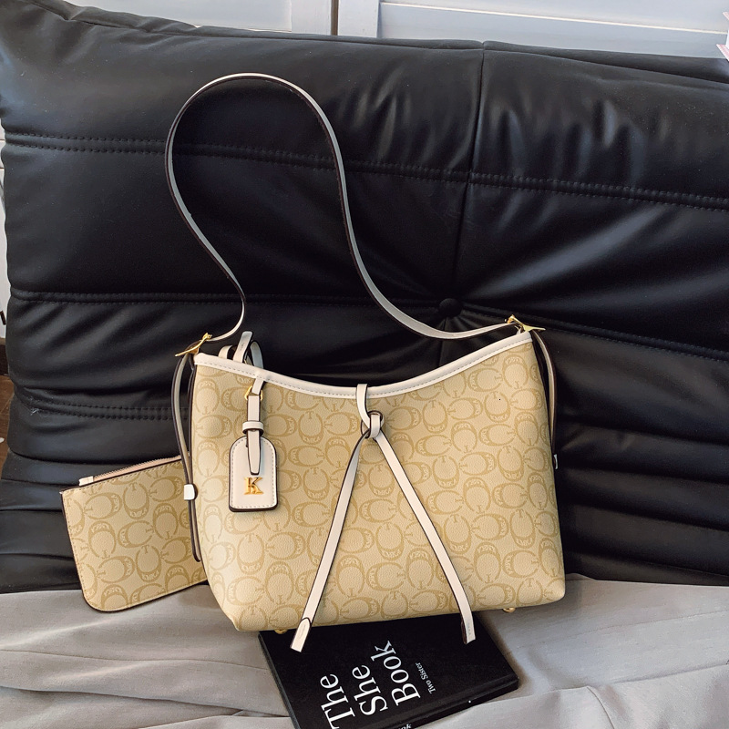 Designer Women 2025 New Korean Style Elegant Tote Commuting Large Capacity Versatile Soft Leather Shoulder Crossbody Light Luxury Women's Bag