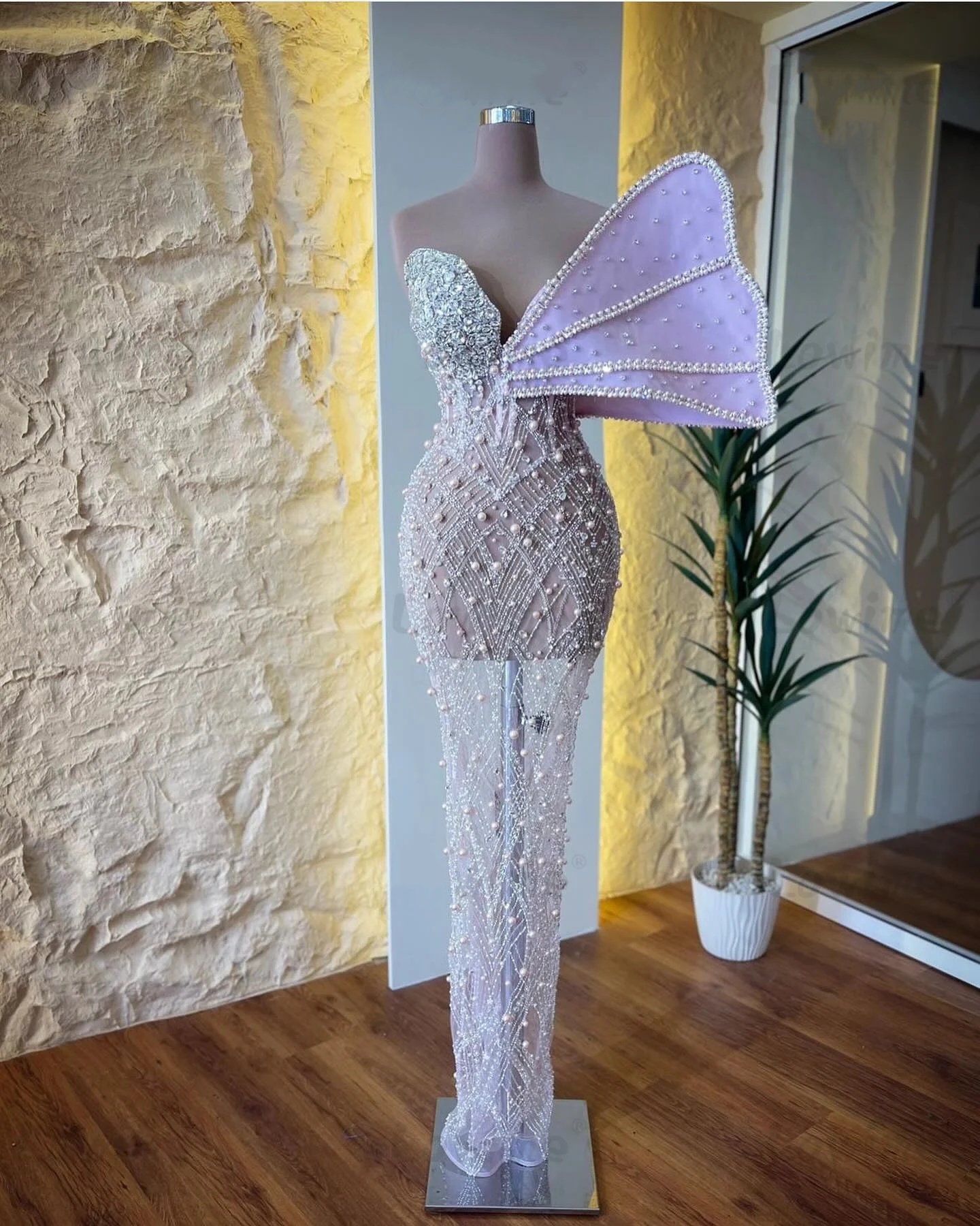Fashion Women Evening Dresses Sweetheart Neck Sleeveless Gown See Through Crystal Pearls Beads Sweep Train Dress For Party Custom Made