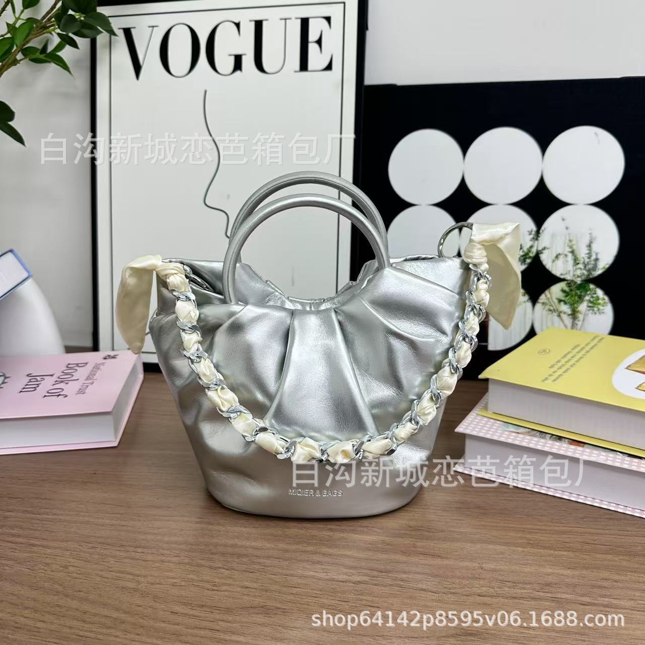 Designer Pleated Bucket 2025 Summer New Fashion Ladies Chain Crossbody Scarf Handheld Shoulder Light Luxury Women's Bag