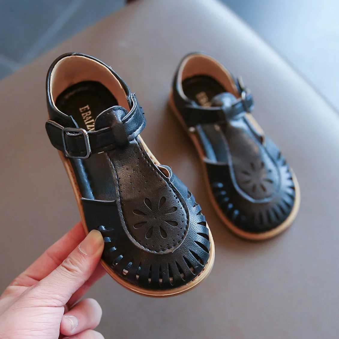 2023 New Girls Sandals Childrens Hollow Soft Sole Shoes Carved Fashion Princess Shoes Beach Shoes Hot Cut-outs Princess R250707