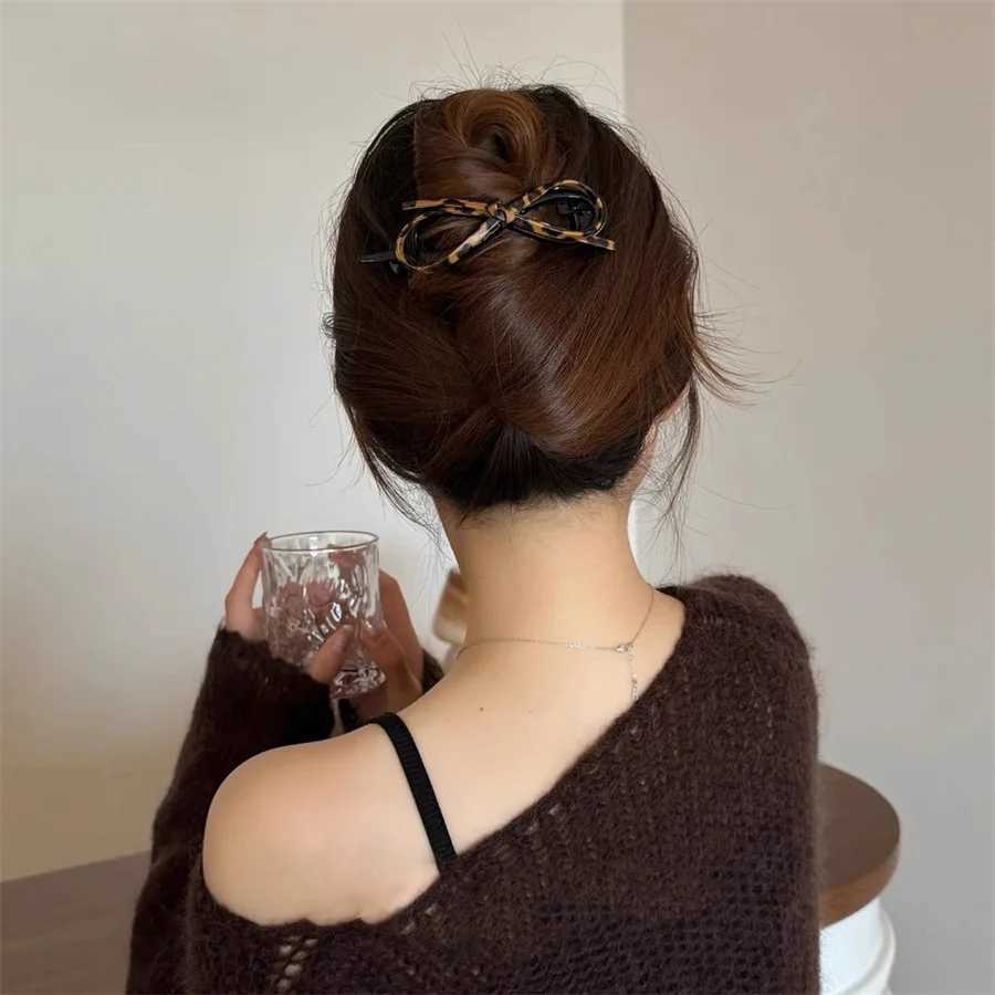 Product temperament leather bow twisted clip for womens back of head high-end feeling one-line clip for 2025 hair accessories Z250707