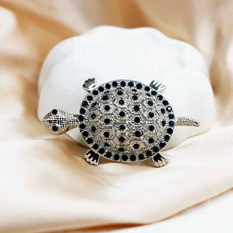 Delicate Crystal Hollow Turtle Brooches for Women Exquisite Shiny Tortoise Pins Party Sea Animal Jewelry Gifts 250625
