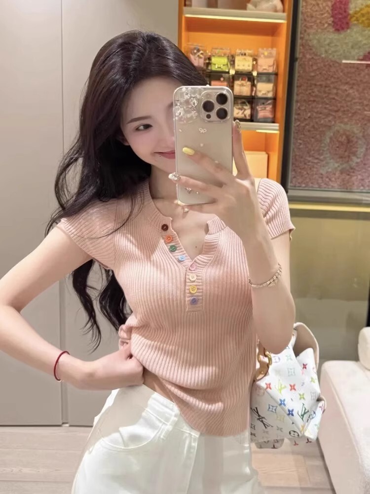 2025 Summer new women's T-shirt color button V-neck knitted short sleeved women's T-shirt summer new slim fit knitted top new designer T-shi