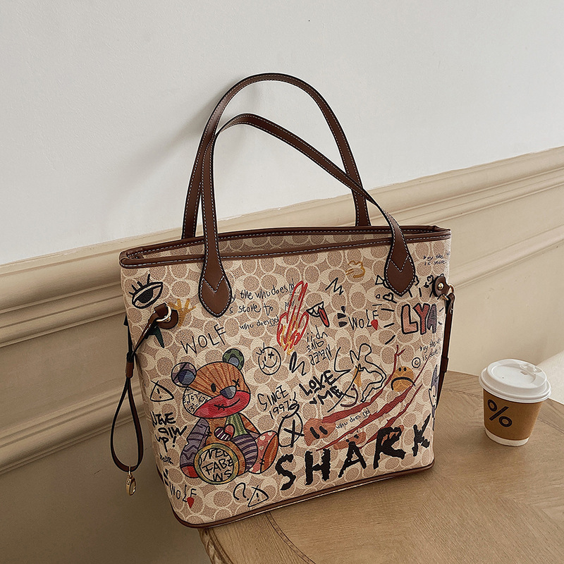 Designer for Women Bear Graffiti Tote 2025 New Fashion Elegant Handbag Versatile Large Capacity Shoulder Light Luxury Women's Bag