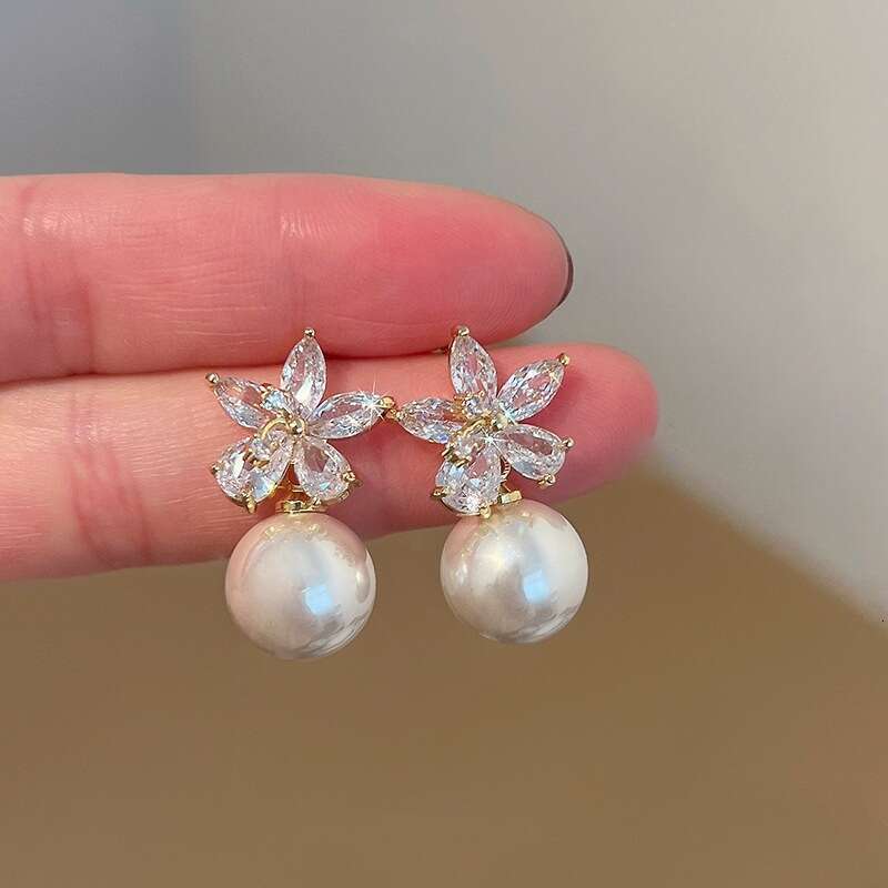 DHcollections Summer Zircon Flower for Women, Light , Niche, High-End, Simple, Elegant Pearl Earrings