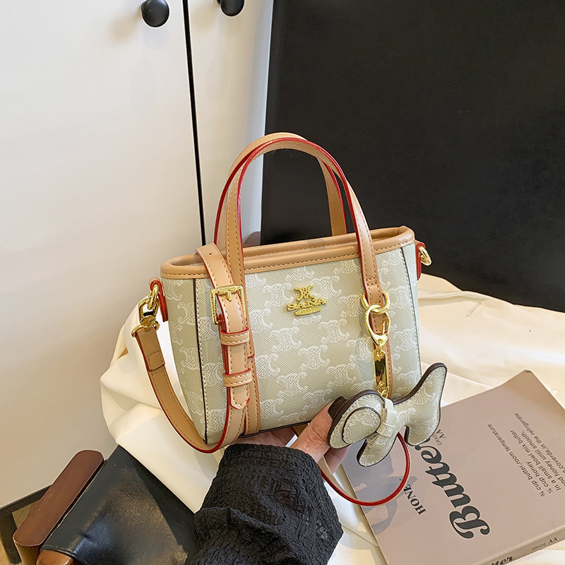 Designer High-End Feel for Women 2025 New Korean Version Handbag Printed Small Basket Versatile Stylish Shoulder Crossbody Light Luxury Women's B
