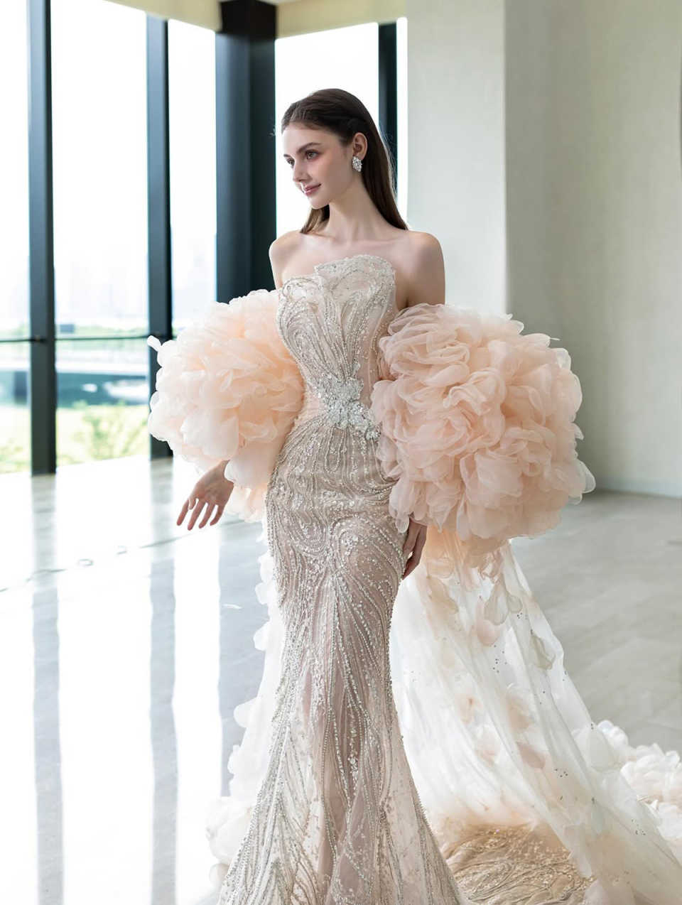 Gorgeous Strapless Customized Evening Dresses Elegant Sequined Lace Prom Dress Floor Length Party Gown with Ruffle Train