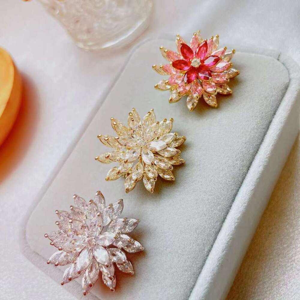 DHcollections High-end Suit Pin Accessory Sweater Versatile Elegant Decorative Rotatable Double-layer Snowflake Brooch for Women