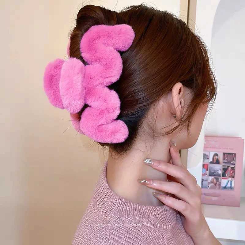14cm Large Hair Claw Fashion Plush Big Crab Hair Clip For Women Back Clip For Thick Hair Cute Plush Ponytail Hair Accessories Y250707