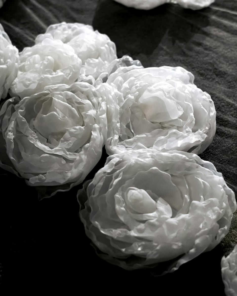 Hand Made Flowers One Layer Wedding Veil Long Length Tulle Bridal Veil With Comb Ivory White Veils Accessories Customized