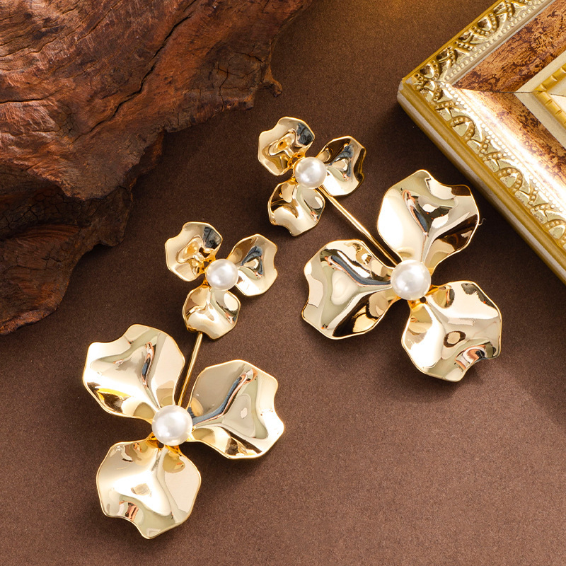 Fashion Exaggerated Gold Large Flower Pearl Light Elegant High-end Fashionable Sier Needle Earrings