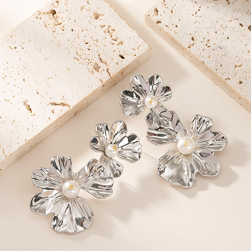 Fashion Exaggerated Texture Flower Pearl Earrings for Women High-end Elegant Slimming Sier Needle Ear Jewelry