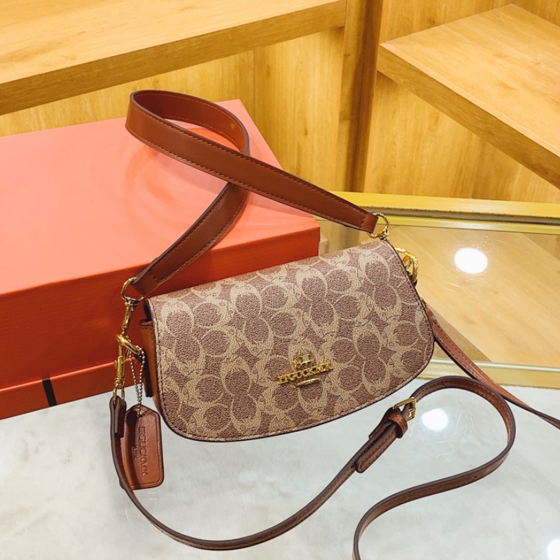 Designer High-End Feel for Women 2025 New Versatile Fashion Elegant Underarm Single Shoulder Baguette Crossbody Light Luxury Women's Bag