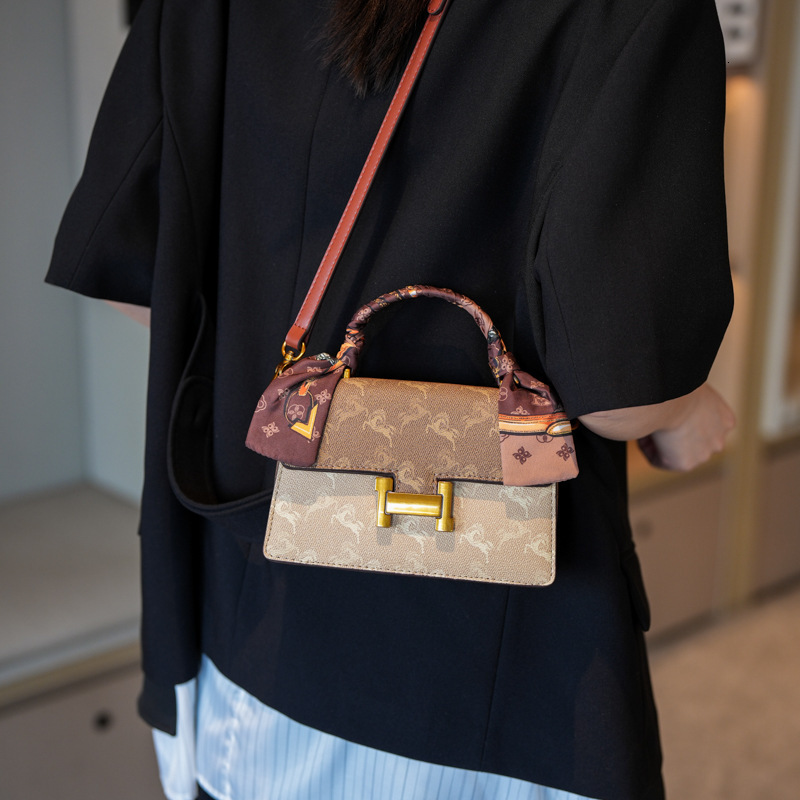 Designer Small for Women 2025 New High-End Versatile Fashion French Niche Design Elegant Shoulder Crossbody Light Luxury Women's Bag
