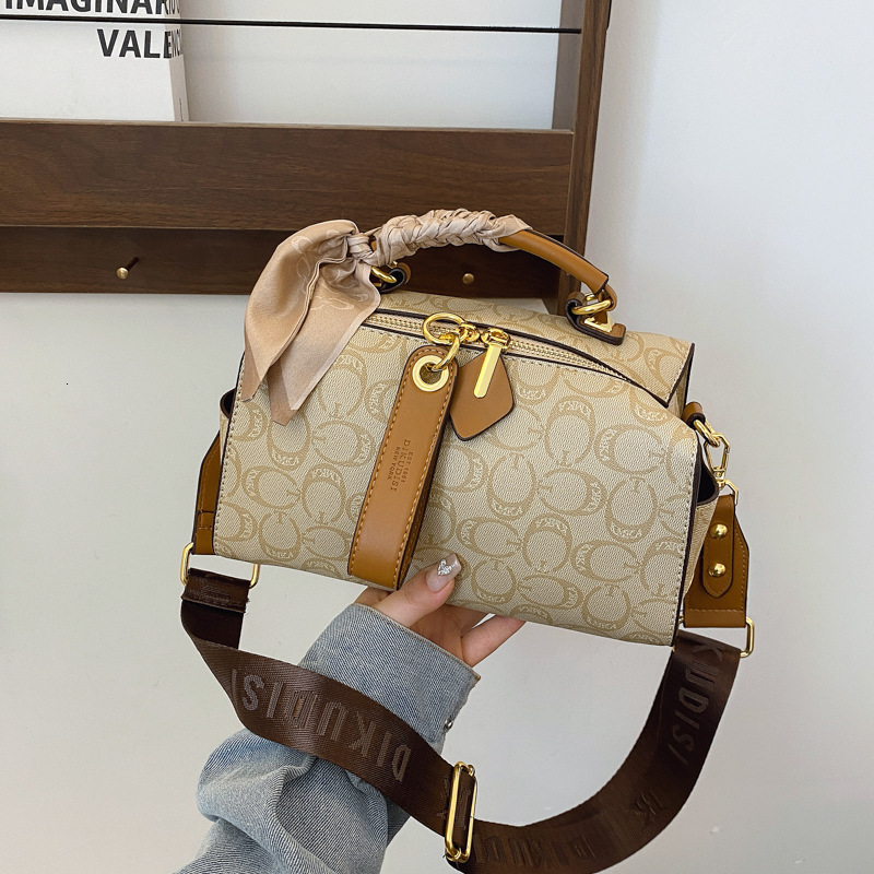 Designer 2025 New High-End Handbag Large Capacity Versatile Monogram Shoulder Pillow Boston Crossbody Light Luxury Women's Bag