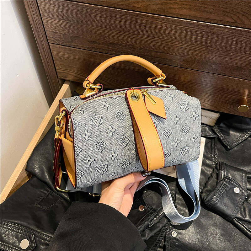 Designer High-End Feel for Women 2025 New Fashion Monogram Handbag Versatile Boston Pillow Crossbody Light Luxury Women's Bag