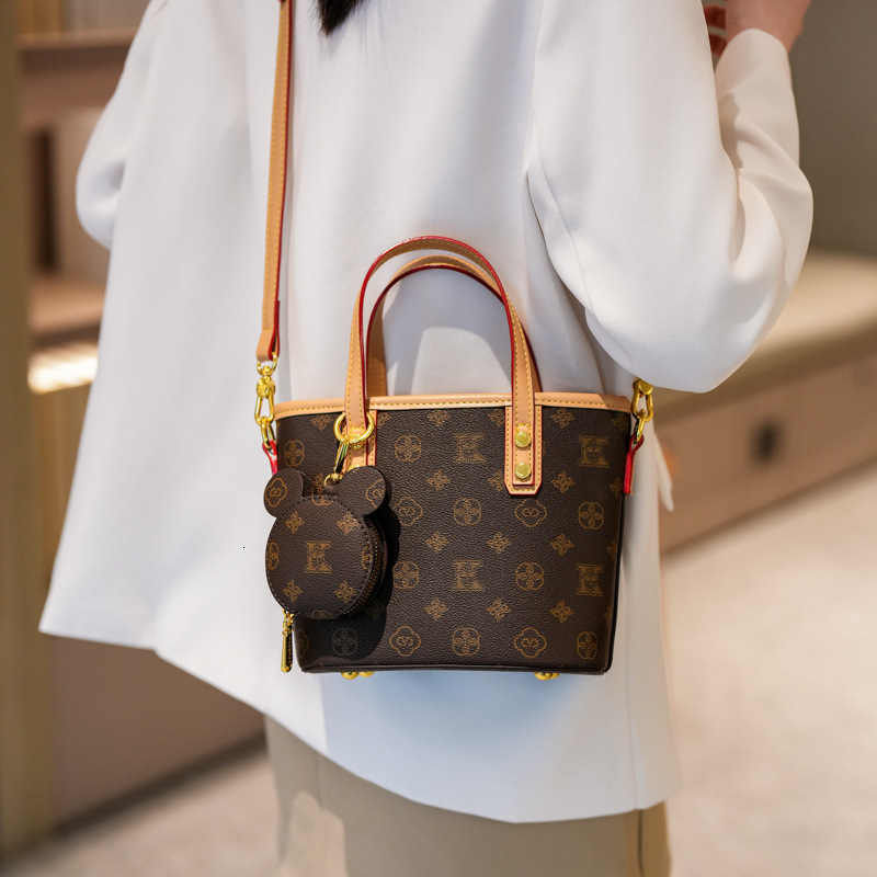 Designer 2025 New High-Quality Texture Bucket Fashionable Elegant Versatile Basket Shoulder Crossbody Light Luxury Women's Bag