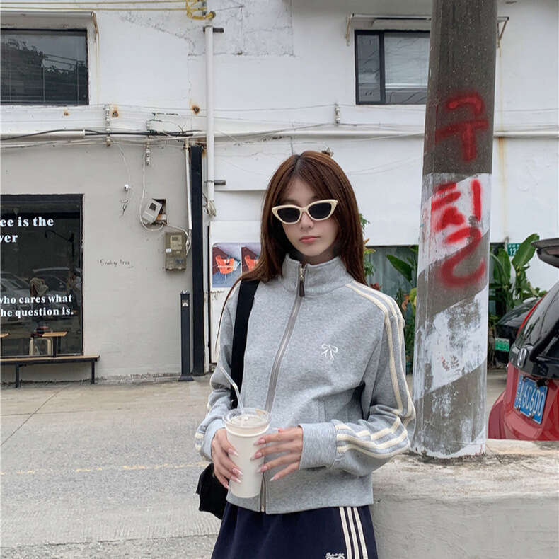 Academy Style Embroidered Bow Three Stripes Sweatshirt For Women 23024 Autumn Edition Stand Collar Zipper Sports Jacket B5