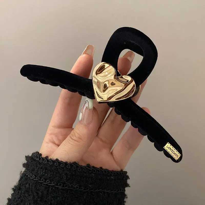 New Black Velvet Heart Hair Clip for Women Temperament Hair Claw Clips Large Size Hairpin Franch Girl Winter Hair Accessories Z250707