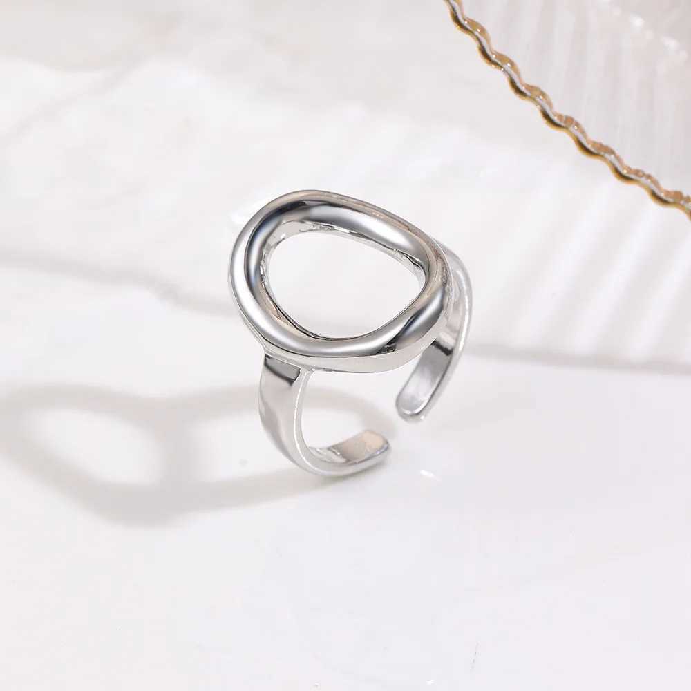 Personalized Fashion Geometric Smooth Oval Open Ring Copper Light Luxury Hollow Simple Adjustable Mens and Womens Ring Jewelry XJ250707