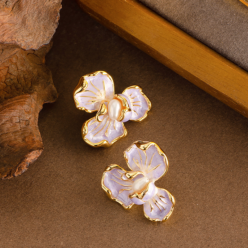 French Fashion Elegant Small Style Oil Drop Flower Pearl Earrings for Women Sweet and Versatile Sier Needle Ear Jewelry