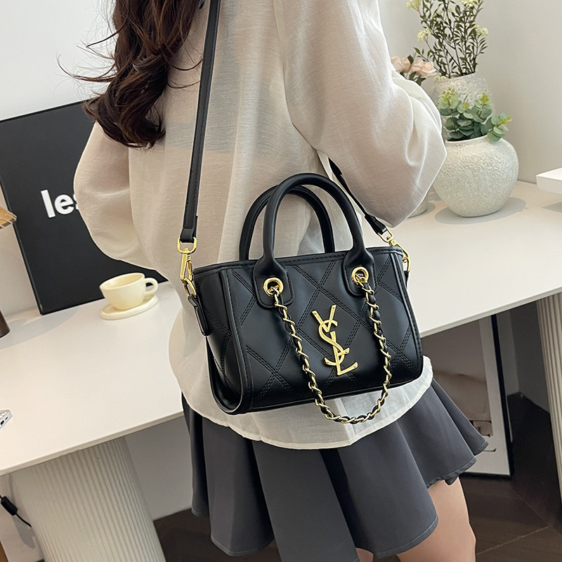 Designer High-End Feel for Women 2025 New Korean Version Quilted Bucket Elegant Versatile Shoulder Crossbody Light Luxury Women's Bag