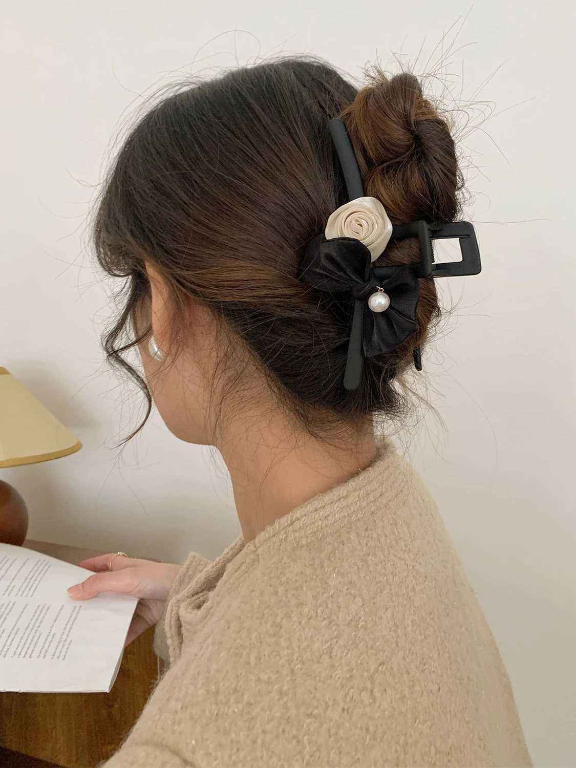 1pc elegant camellia bow imitation pearl hair clip high-end temperament chic style hair grip Korean style fabric hair claw Z250707