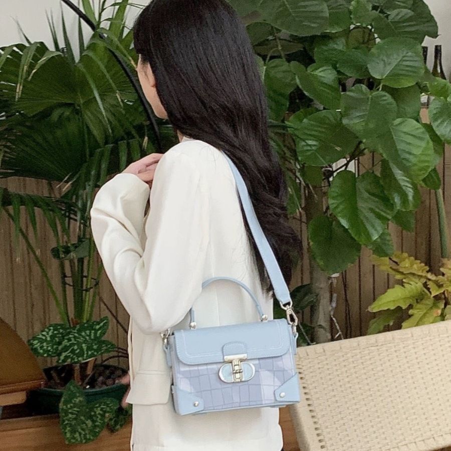 designer High-End Fashion Small Chanel Style Ice Blue Shoulder Bag 2025 New Fashionable Trendy Small Square Bag Commuter Crossbody Bag