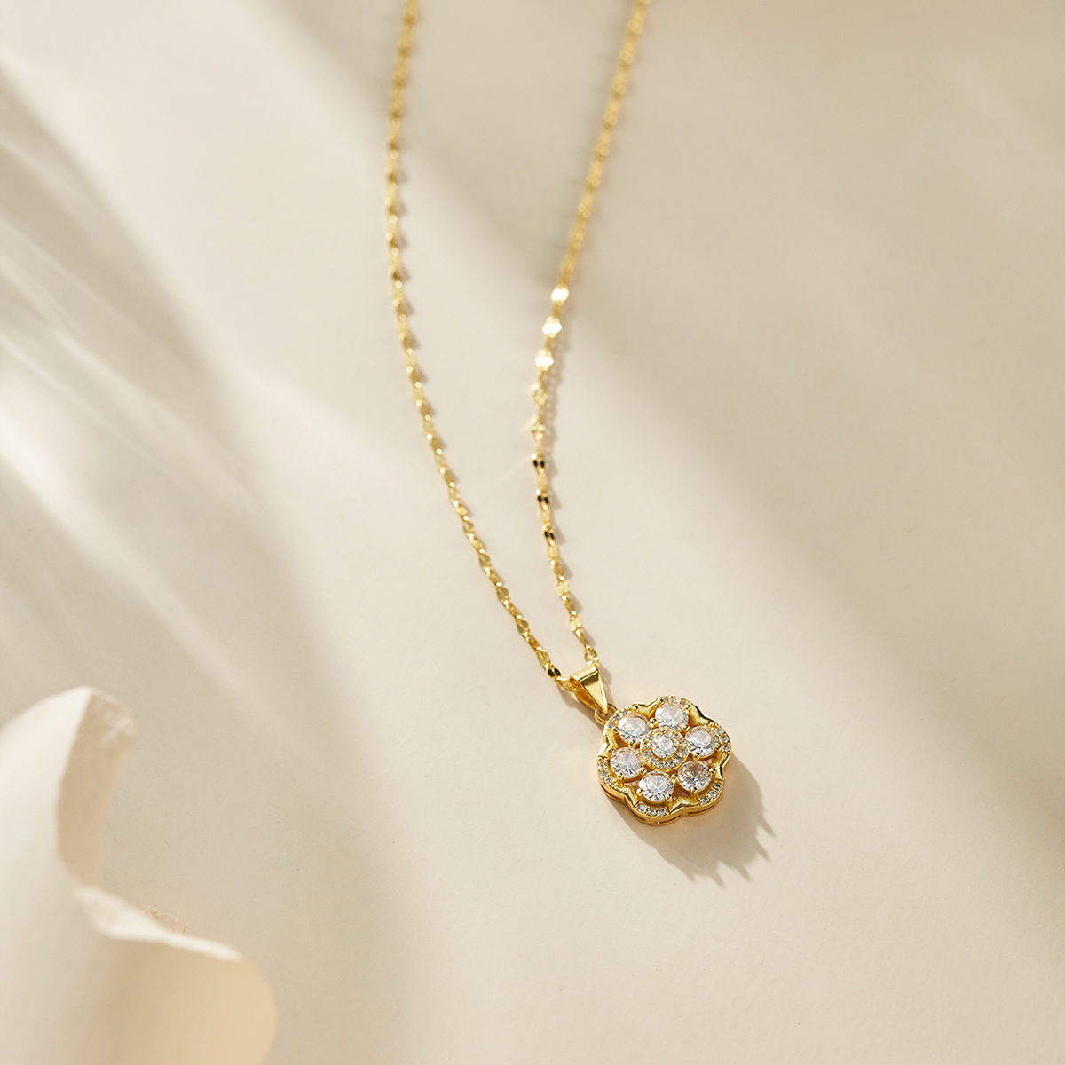 Light luxury high-level sense of flash diamond hundred with six-petal flower necklace women's collarbone chain wholesale customized TM0034