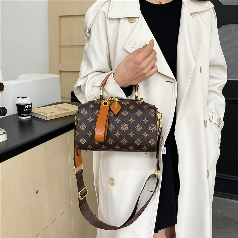Designer High-End Feel for Women 2025 New Fashion Monogram Handbag Versatile Boston Pillow Crossbody Light Luxury Women's Bag