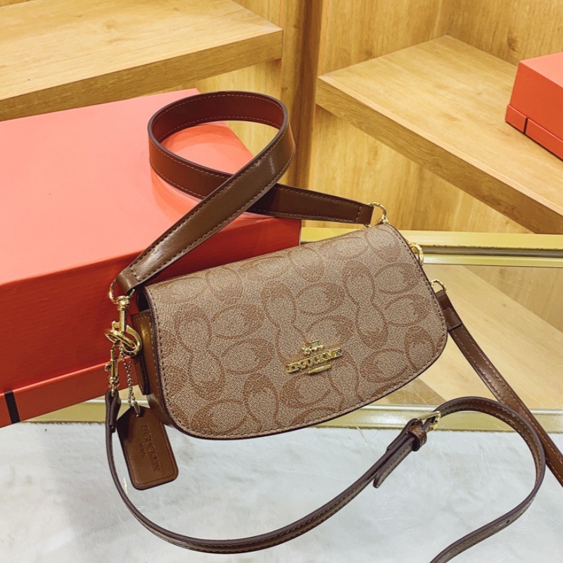 Designer High-End Feel for Women 2025 New Versatile Fashion Elegant Underarm Single Shoulder Baguette Crossbody Light Luxury Women's Bag