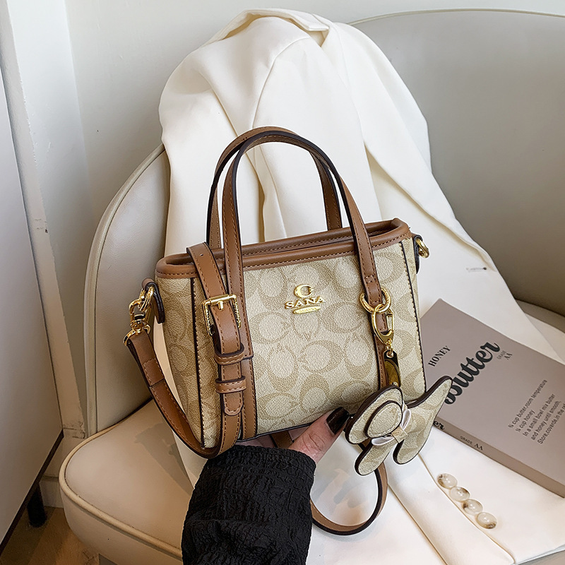 Designer High-End Feel for Women 2025 New Korean Version Handbag Printed Small Basket Versatile Stylish Shoulder Crossbody Light Luxury Women's B