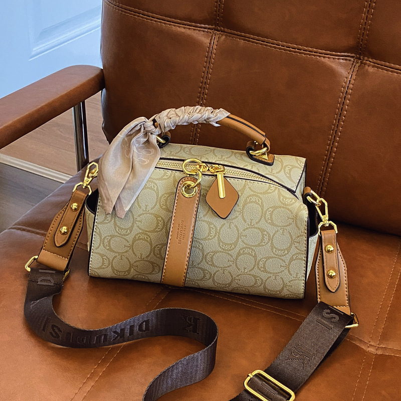Designer 2025 New High-End Handbag Large Capacity Versatile Monogram Shoulder Pillow Boston Crossbody Light Luxury Women's Bag