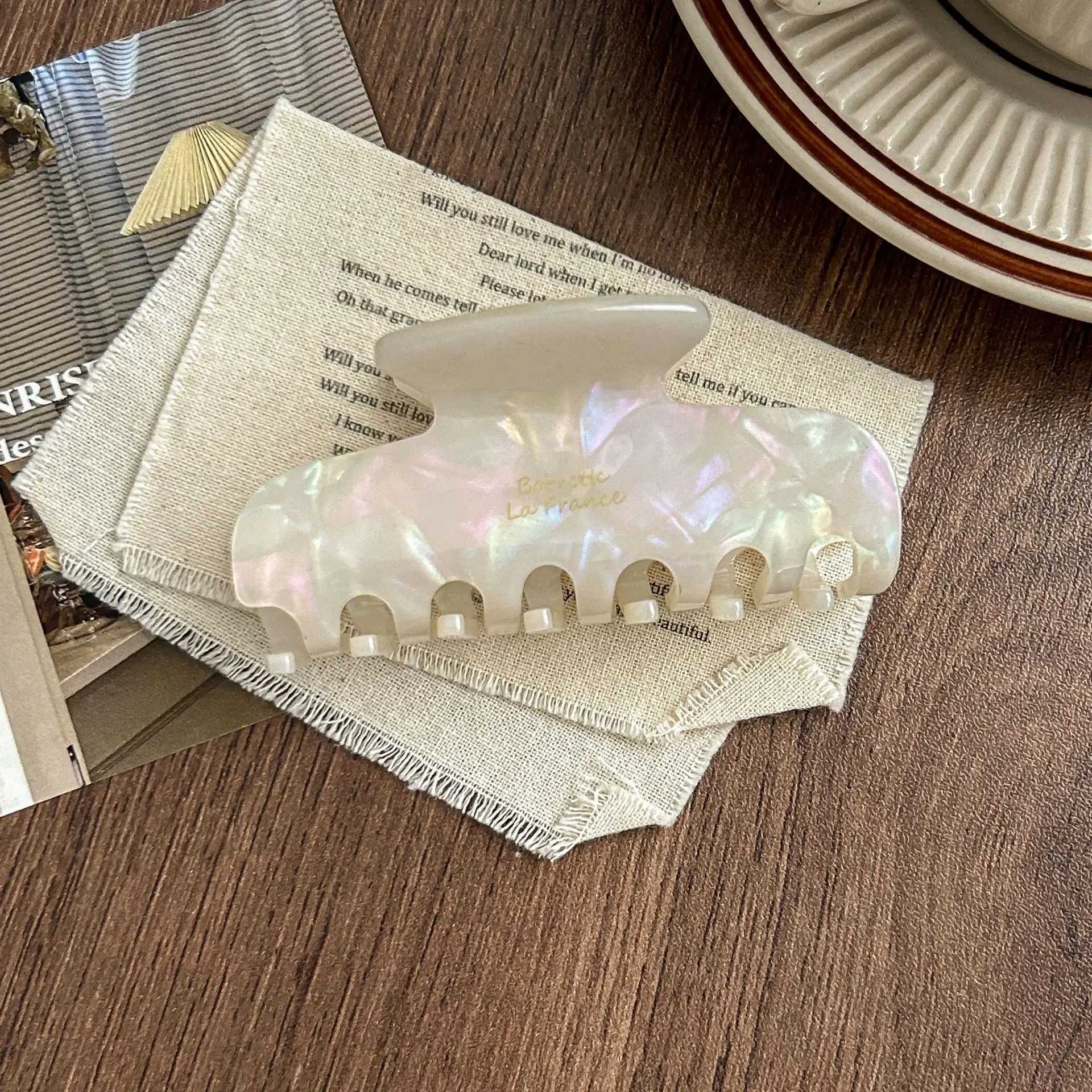 1pc Korean France acetate grab clipsimple retro French elegant temperament back of the head coil hair shark clip hairpin Z250707