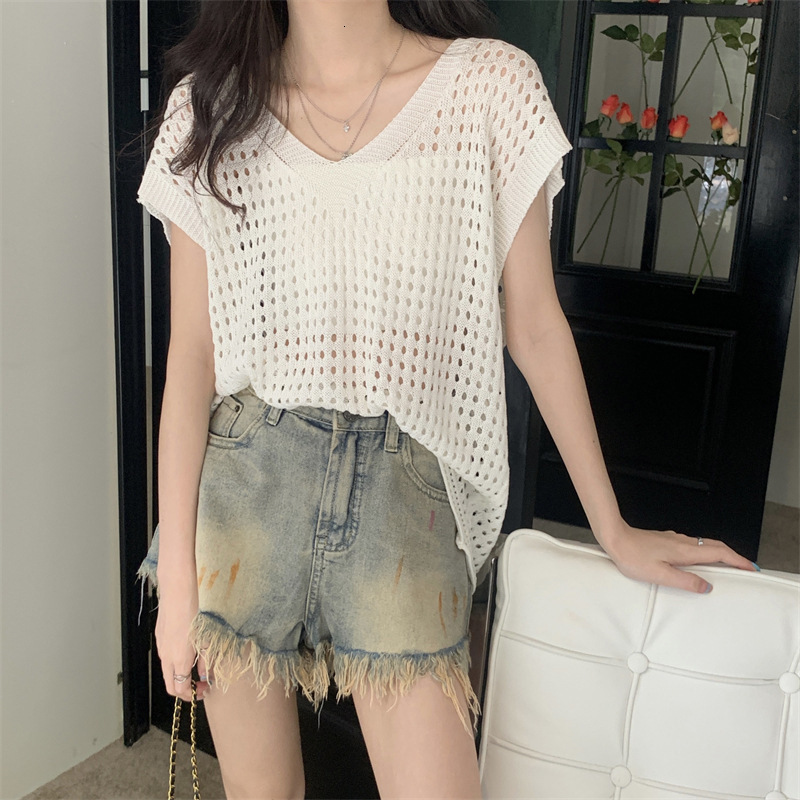 2025 Summer new women's T-shirt lazy style new shirt hollow V-neck knitted cover shirt short sleeved vest novel designer T-shirt