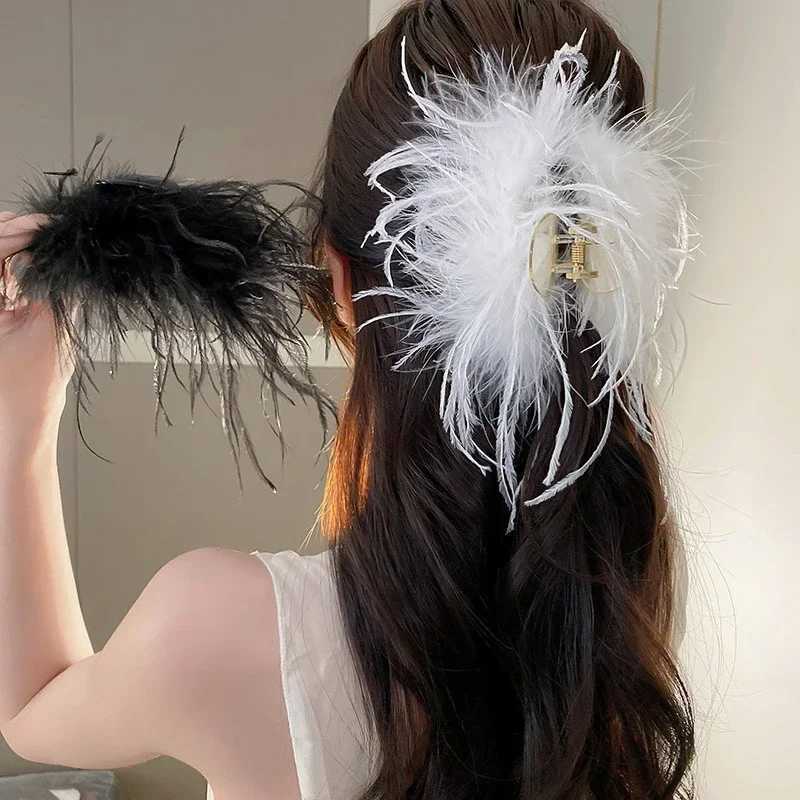 Women Beautiful Ostrich Feather Hair Claw Clips Black White Feather Solid Color Winter Decorative for Girls Hair Accessories Y250707