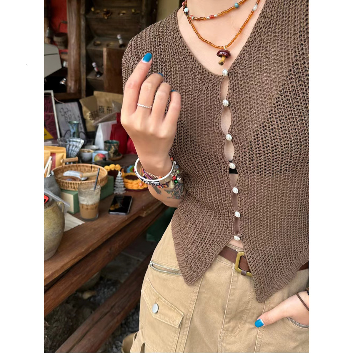 2025 Summer New women's T-shirt V-neck Pearl Button Knit Short Sleeved Women's Summer New Fashionable V-neck Slim Fit Spicy Girl Top New Des