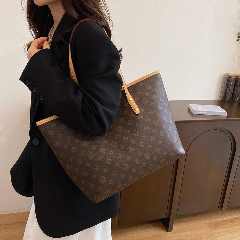 Designer High-Quality Commuter 2025 New Vintage Large Capacity Shoulder Handheld Printed Versatile Tote for Women Light Luxury Women's Bag