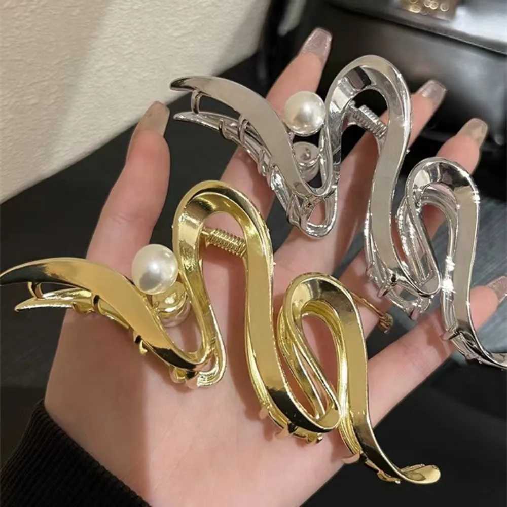Fashion Large Geometric Wave Hair Claw Trendy Hair Clip Metal Pearl Hairpin Party Hair Accessories For Girls Women Headwear Gift Y250707