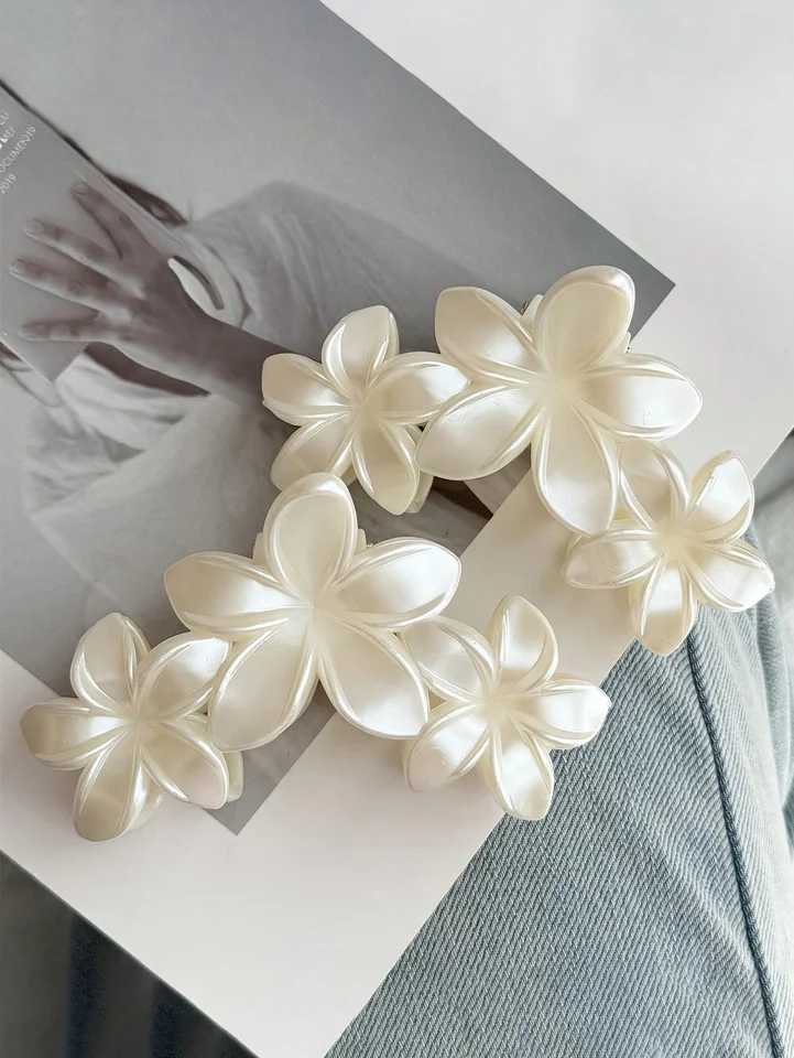 2Pcs Light Sensing Pearl White Double Sided Flower Gripper Womens Minimalist Back of Head Plate Hair Clip Hair Accessories Y250707