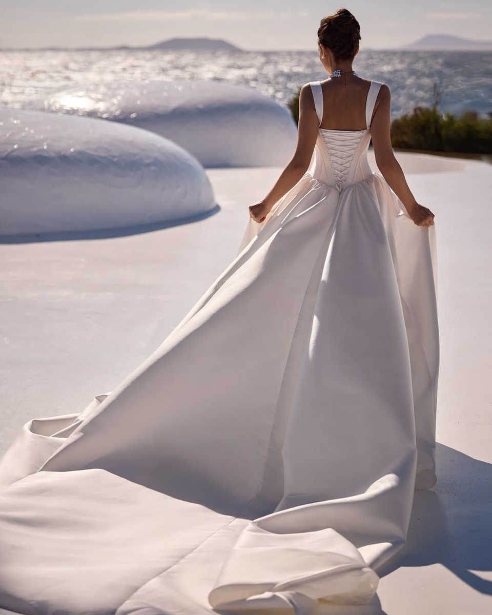 Elegant A Line Women Wedding Dress Sleeveless Sweetheart Neck Lace Up Bridal Gowns Pearls Beaded Sweep Train Dress Custom Made vestidos de novia