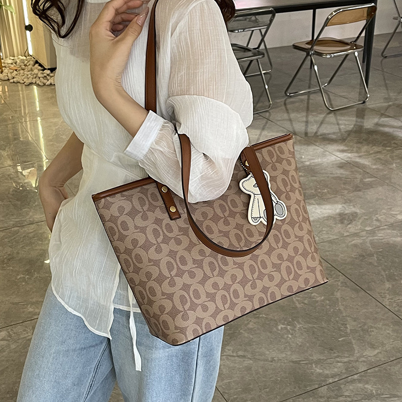 Designer High-End Feel for Women 2025 New Printed Fashion Large Capacity Versatile Shopping Tote Handbag Shoulder Light Luxury Women's Bag