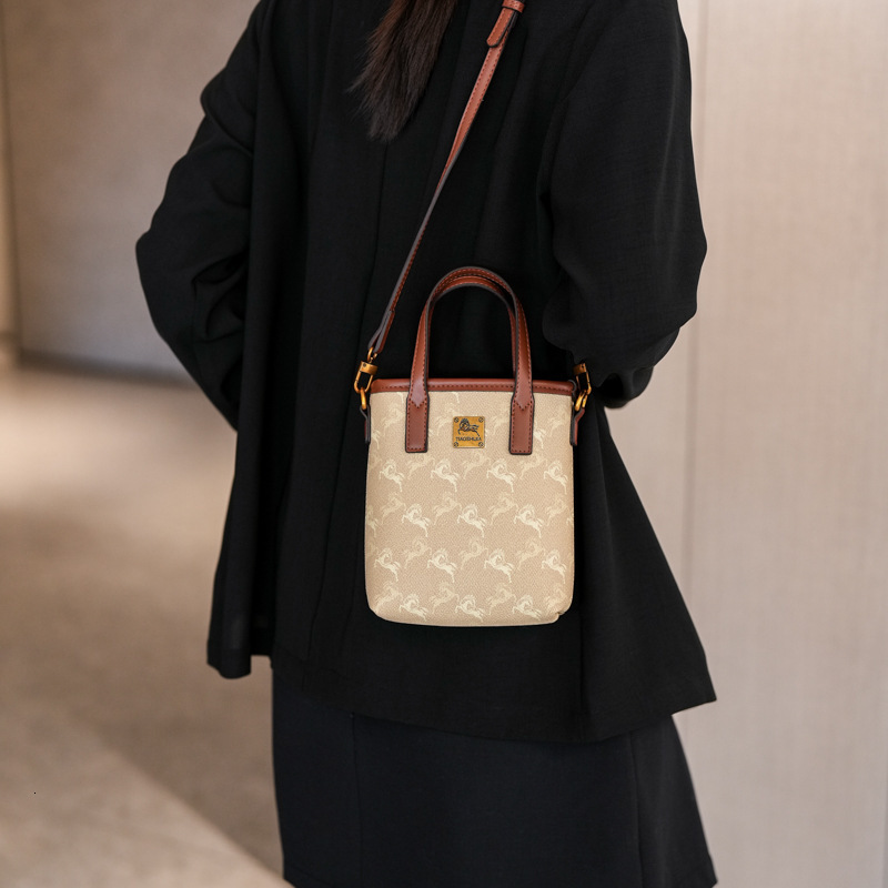 Designer 2025 New for Women High-End Feel Elegant Small Crossbody Phone Fashion Shoulder Light Luxury Women's Bag