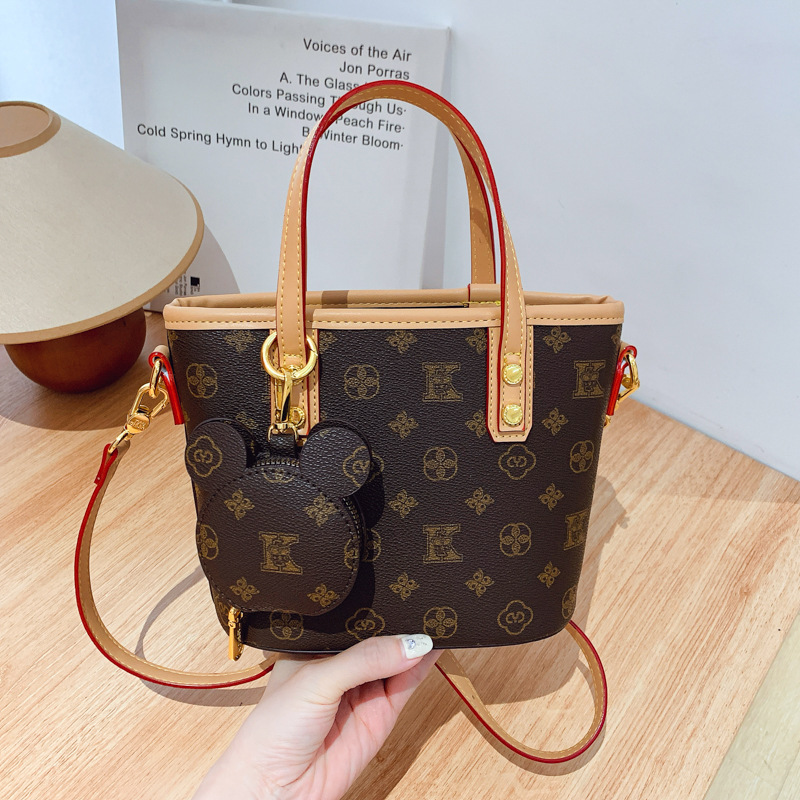Designer 2025 New High-Quality Texture Bucket Fashionable Elegant Versatile Basket Shoulder Crossbody Light Luxury Women's Bag