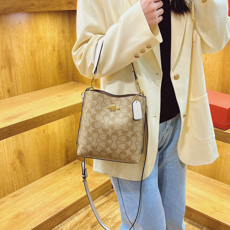 Designer High-End Feel for Women 2025 New Fashion Large Capacity Handbag Bucket Shoulder Crossbody Light Luxury Women's Bag