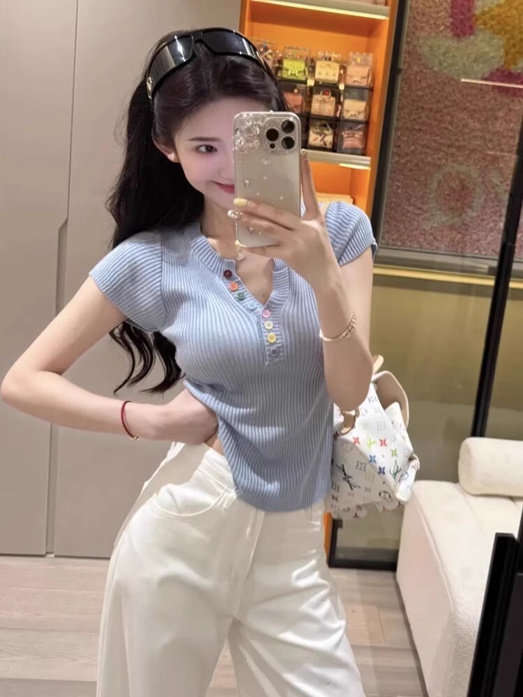 2025 Summer new women's T-shirt color button V-neck knitted short sleeved women's T-shirt summer new slim fit knitted top new designer T-shi