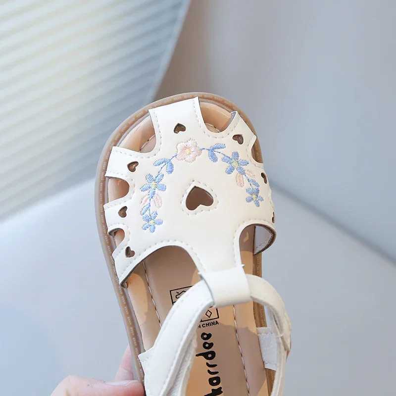 2025 Summer Baby Boy Girls Sandals New Embroidered Princess Soft Bottom PU Insole Outdoor New Flower Embroidery Beach Shoes R250707